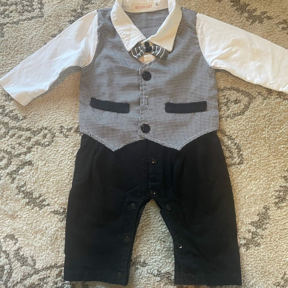 🔥 Boys button bottom dress suit 12 mo 🔥